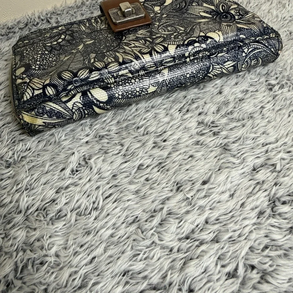 Sakroots Artist Circle Smartphone Crossbody in Coated Canvas - Picture 6 of 9